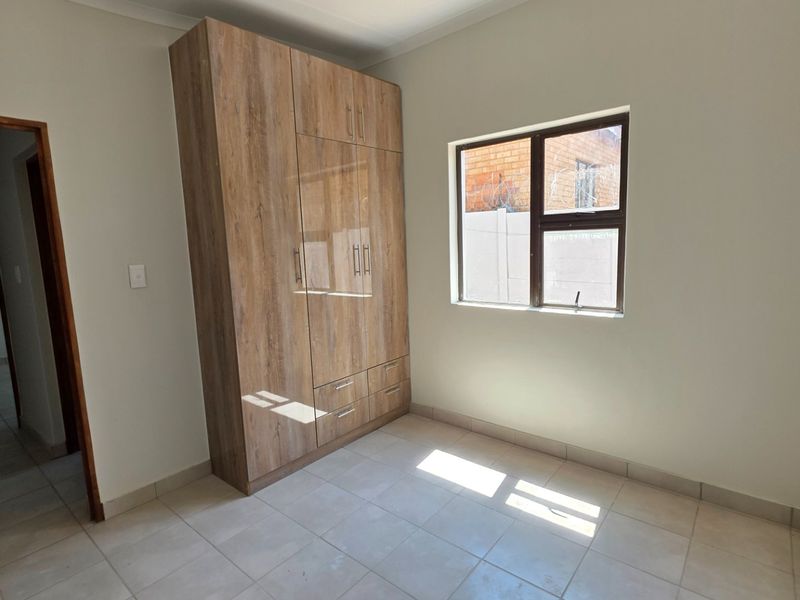 Modern Two Bedroom Apartment To Rent in Laudium - Photo 10