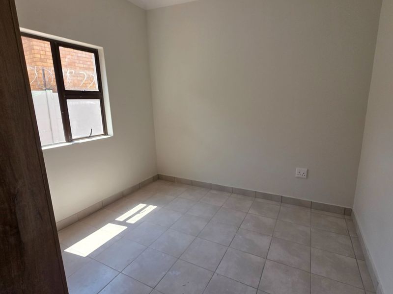 Modern Two Bedroom Apartment To Rent in Laudium - Photo 9