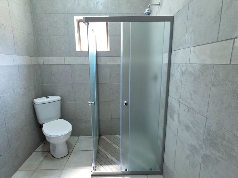 Modern Two Bedroom Apartment To Rent in Laudium - Photo 8