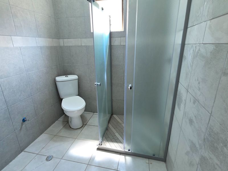 Modern Two Bedroom Apartment To Rent in Laudium - Photo 7