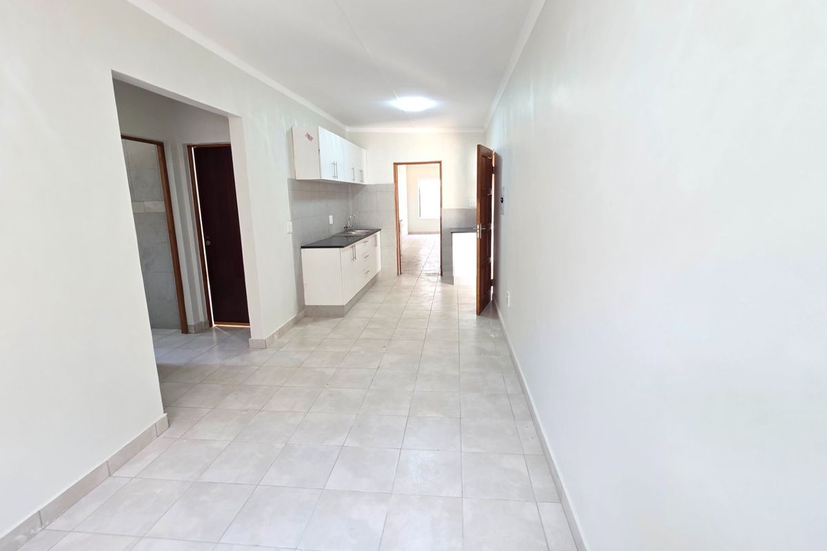 Modern Two Bedroom Apartment To Rent in Laudium - Photo 3