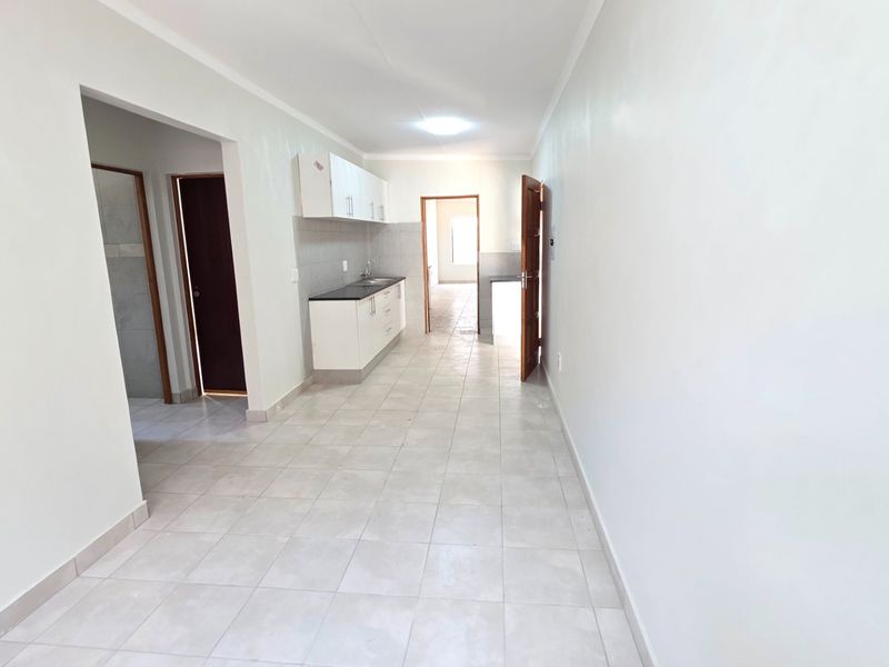 Modern Two Bedroom Apartment To Rent in Laudium - Photo 3