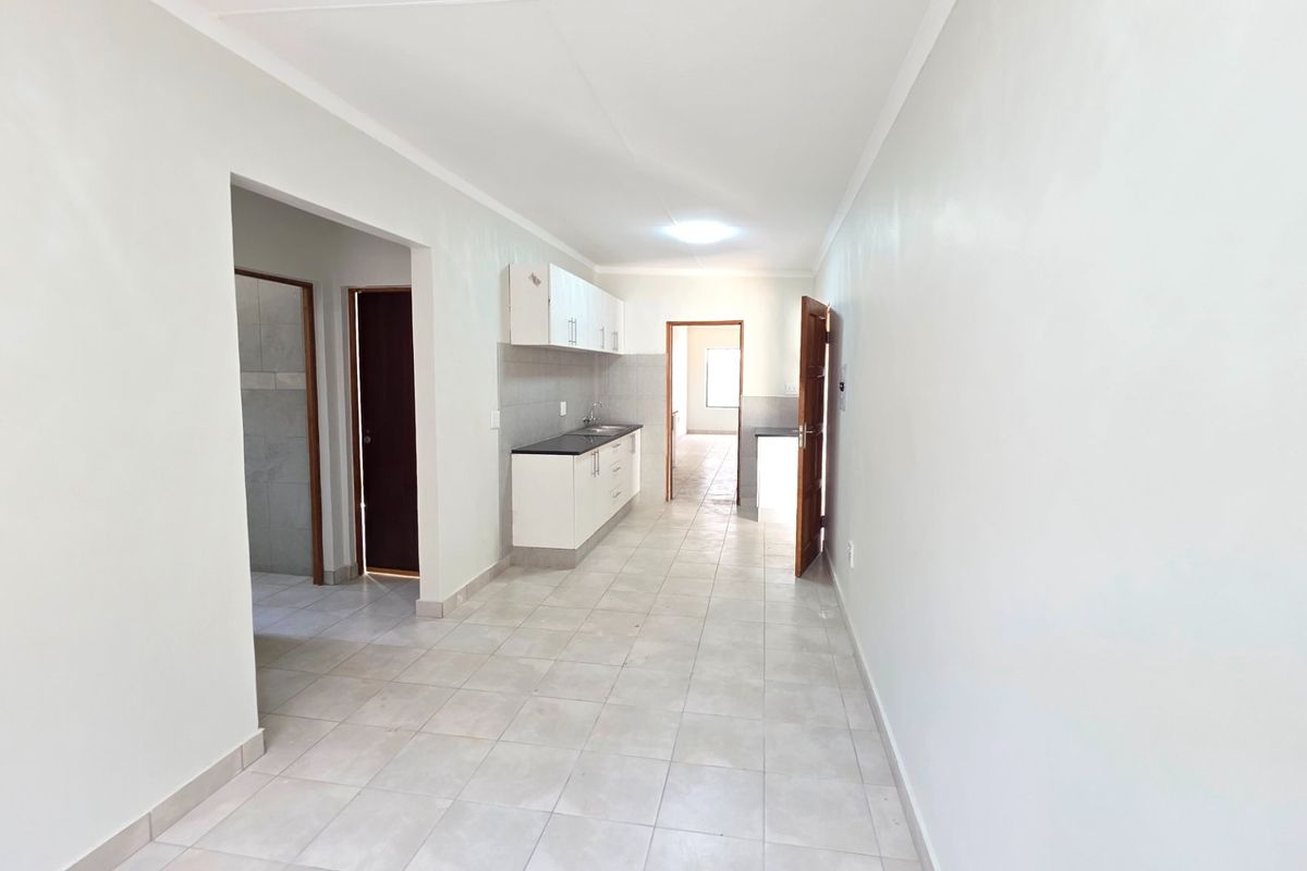 Modern Two Bedroom Apartment To Rent in Laudium - Photo 2