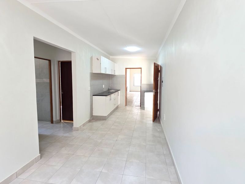 Modern Two Bedroom Apartment To Rent in Laudium - Photo 2