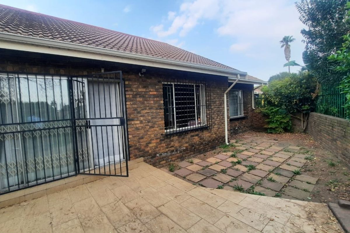 Exceptional 3-Bedroom Secure Facebrick Townhouse with Double Garages in Birchleigh North - Photo 2