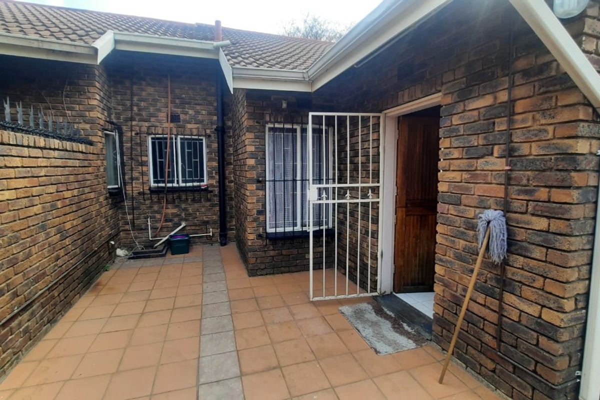 Exceptional 3-Bedroom Secure Facebrick Townhouse with Double Garages in Birchleigh North - Photo 4