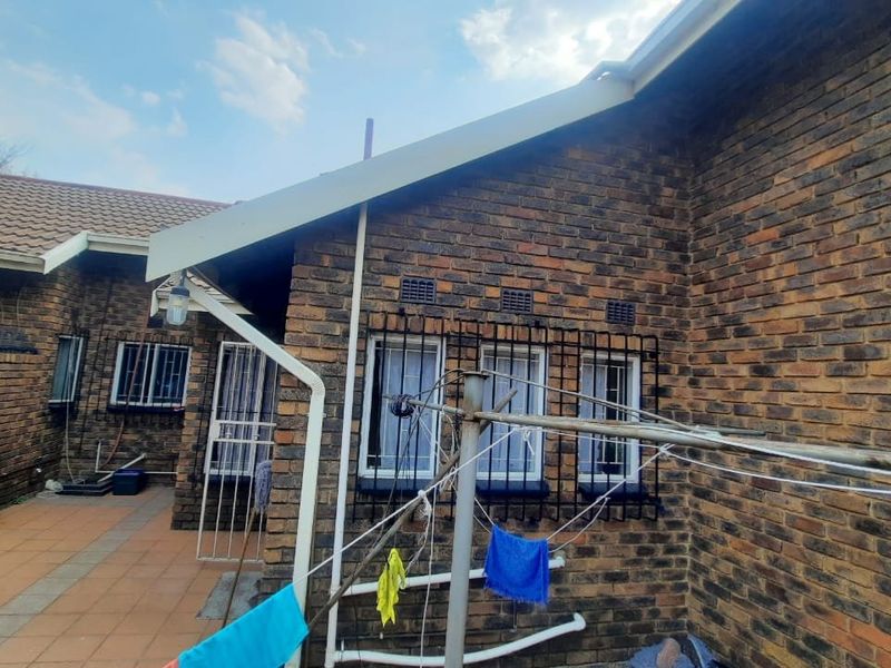 Exceptional 3-Bedroom Secure Facebrick Townhouse with Double Garages in Birchleigh North - Photo 10