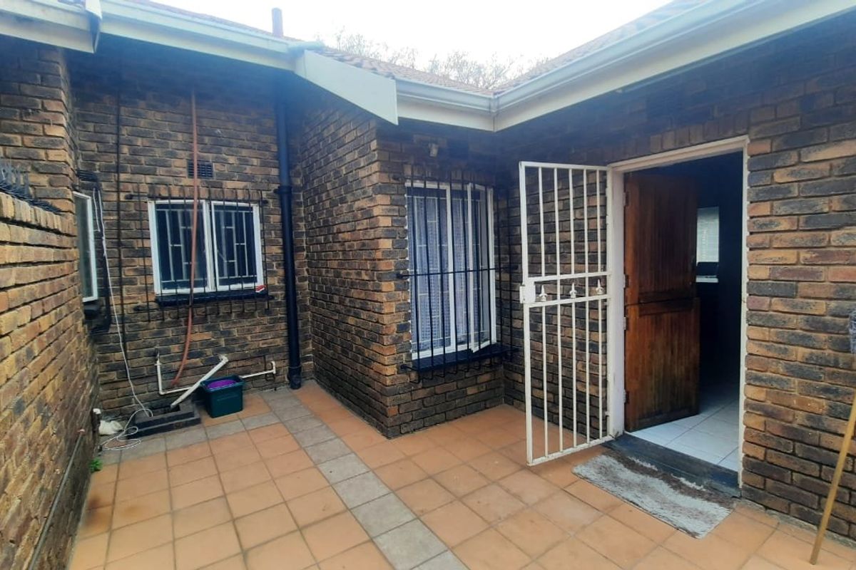 Exceptional 3-Bedroom Secure Facebrick Townhouse with Double Garages in Birchleigh North - Photo 5