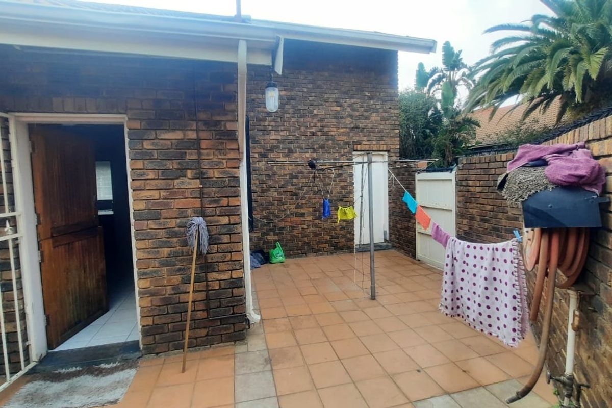 Exceptional 3-Bedroom Secure Facebrick Townhouse with Double Garages in Birchleigh North - Photo 3