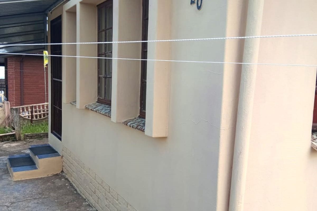 A Fixer Upper Four Bed, Three Bath Contemporary Family Home For Sale- Agnes Cresent, Bombay Heights - Photo 3