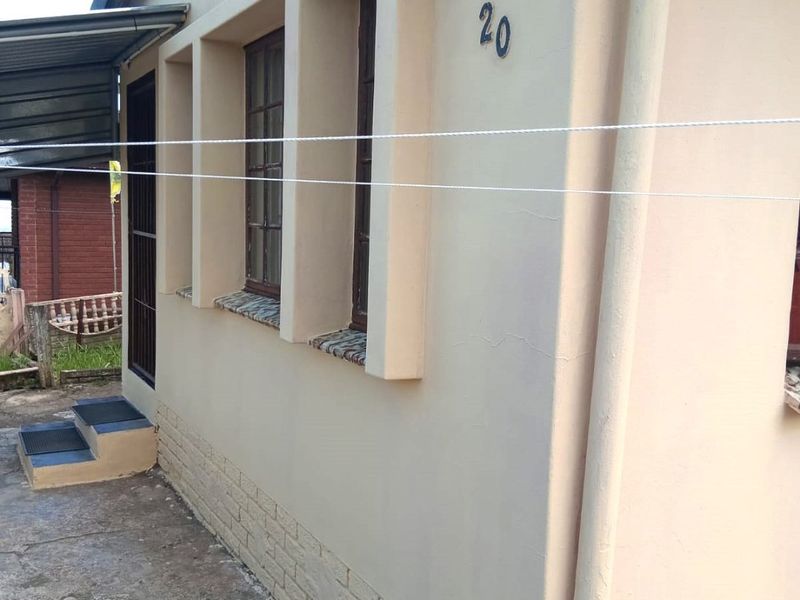 A Fixer Upper Four Bed, Three Bath Contemporary Family Home For Sale- Agnes Cresent, Bombay Heights - Photo 3