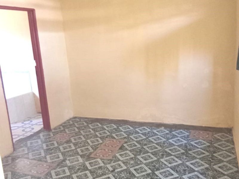 A Fixer Upper Four Bed, Three Bath Contemporary Family Home For Sale- Agnes Cresent, Bombay Heights - Photo 4