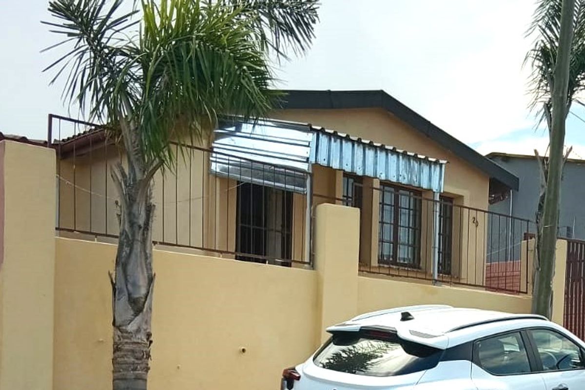 A Fixer Upper Four Bed, Three Bath Contemporary Family Home For Sale- Agnes Cresent, Bombay Heights - Photo 2