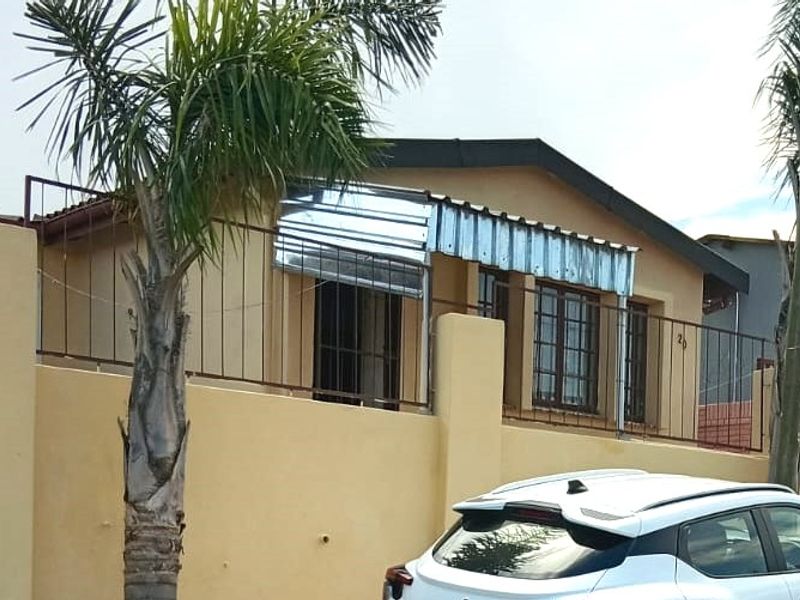 A Fixer Upper Four Bed, Three Bath Contemporary Family Home For Sale- Agnes Cresent, Bombay Heights - Photo 2