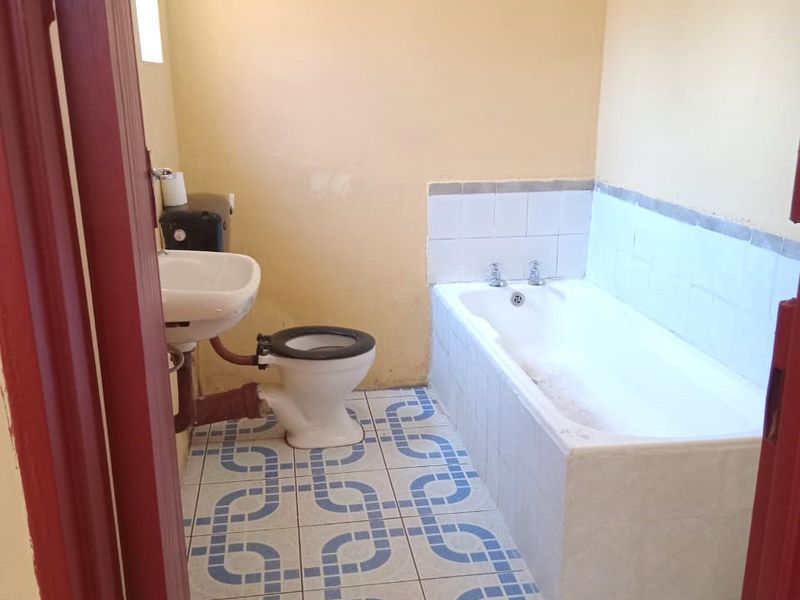 A Fixer Upper Four Bed, Three Bath Contemporary Family Home For Sale- Agnes Cresent, Bombay Heights - Photo 9