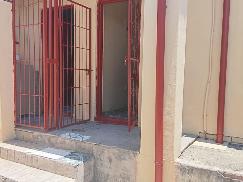 A Fixer Upper Four Bed, Three Bath Contemporary Family Home For Sale- Agnes Cresent, Bombay Heights - Photo 8