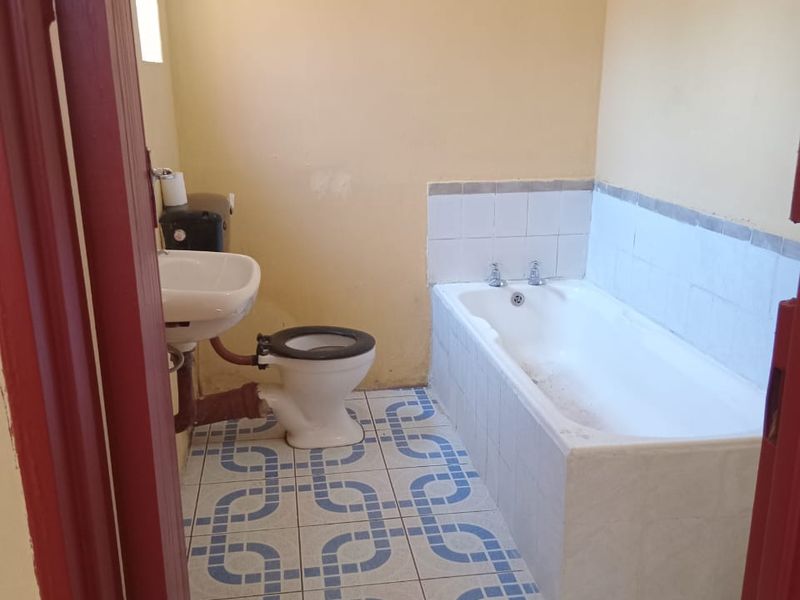 A Fixer Upper Four Bed, Three Bath Contemporary Family Home For Sale- Agnes Cresent, Bombay Heights - Photo 5