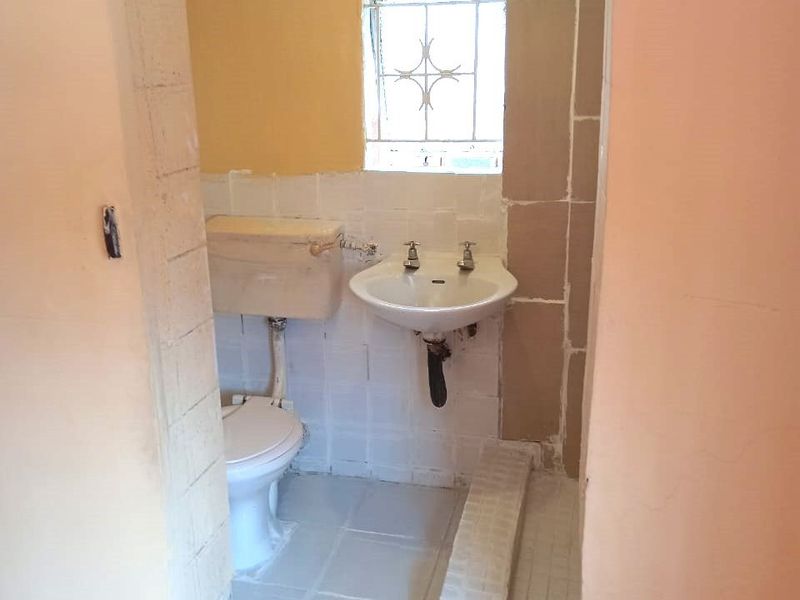 A Fixer Upper Four Bed, Three Bath Contemporary Family Home For Sale- Agnes Cresent, Bombay Heights - Photo 6