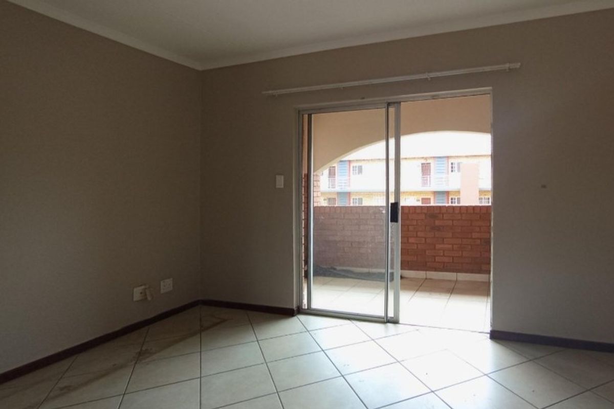 2 bedrooms, one bathroom apartment for sale in Monavoni Centurion  - Photo 3