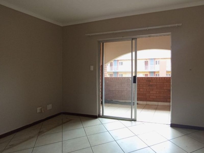 2 bedrooms, one bathroom apartment for sale in Monavoni Centurion  - Photo 3