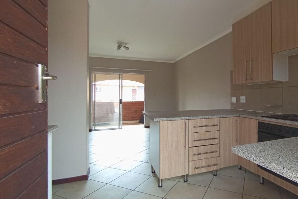 2 bedrooms, one bathroom apartment for sale in Monavoni Centurion  - Photo 4