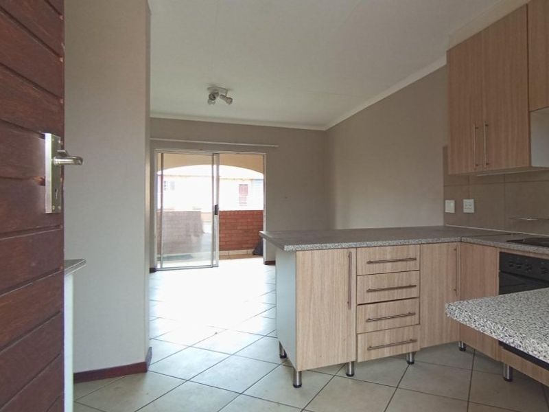 2 bedrooms, one bathroom apartment for sale in Monavoni Centurion  - Photo 4