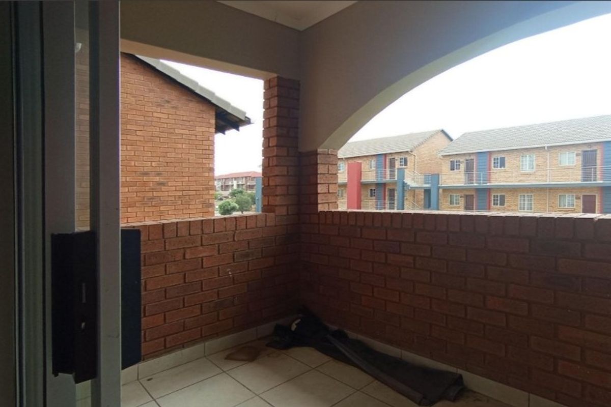 2 bedrooms, one bathroom apartment for sale in Monavoni Centurion  - Photo 2