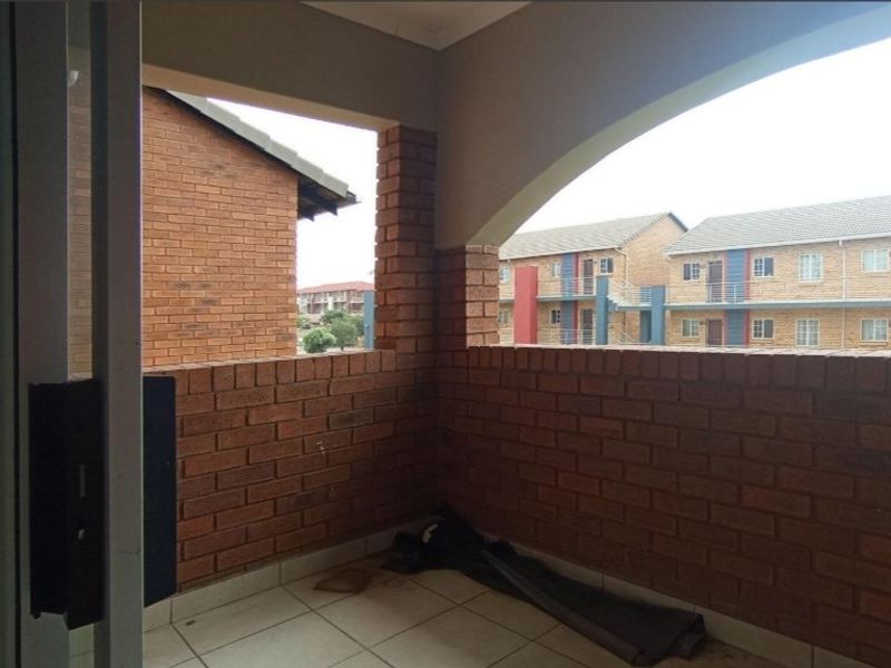 2 bedrooms, one bathroom apartment for sale in Monavoni Centurion  - Photo 2