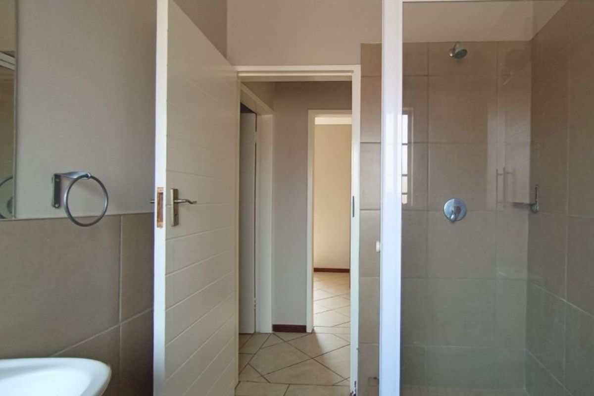 2 bedrooms, one bathroom apartment for sale in Monavoni Centurion  - Photo 5