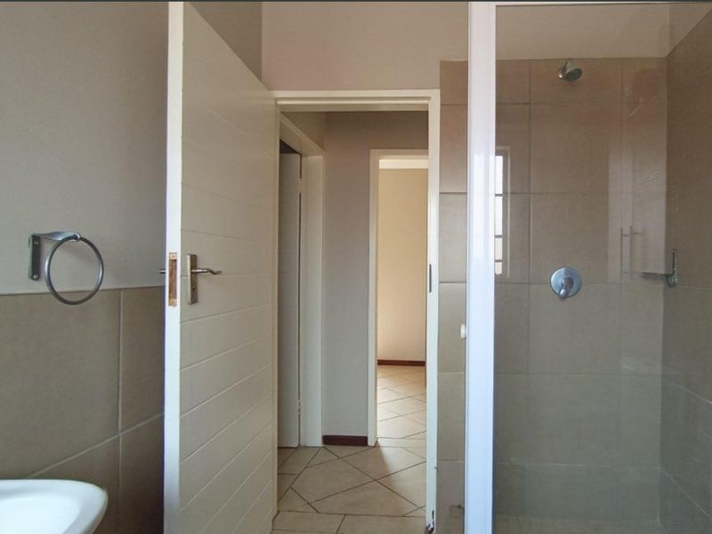 2 bedrooms, one bathroom apartment for sale in Monavoni Centurion  - Photo 5