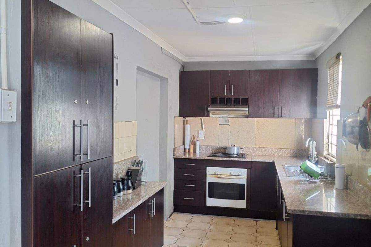 Exceptional Family Home with 3 Income-Generating Cottages – Judith Paarl - Photo 2