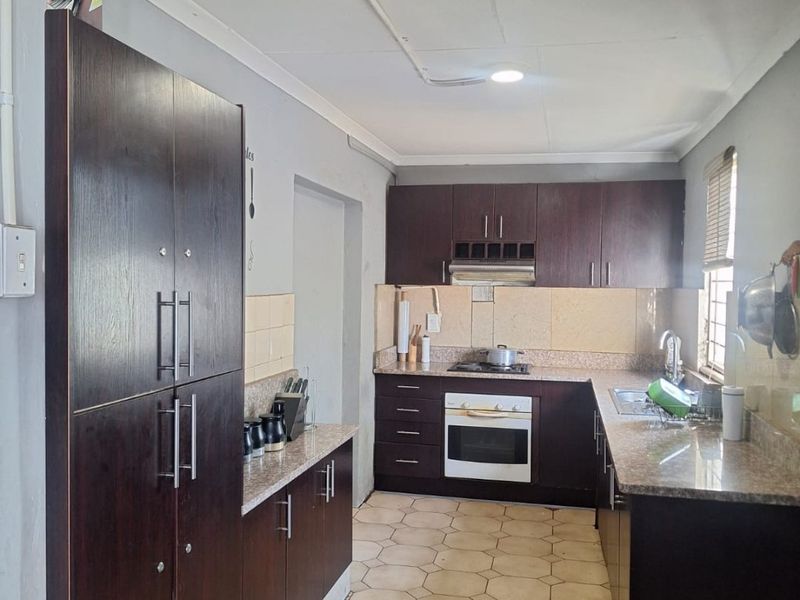 Exceptional Family Home with 3 Income-Generating Cottages – Judith Paarl - Photo 2