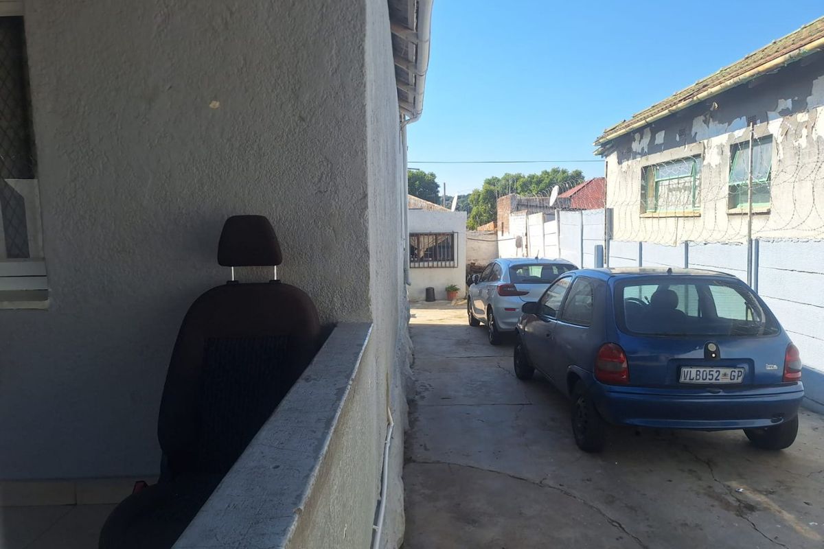 Exceptional Family Home with 3 Income-Generating Cottages – Judith Paarl - Photo 5