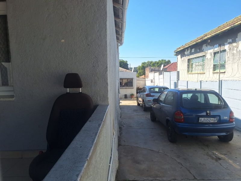 Exceptional Family Home with 3 Income-Generating Cottages – Judith Paarl - Photo 5