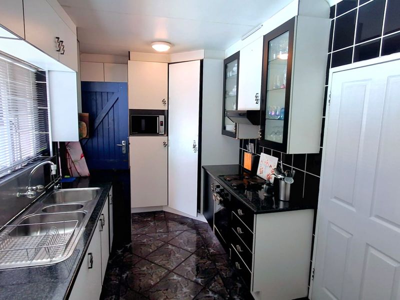 Spacious 4-Bedroom, 2-Bathroom Home with Entertainment Area and 1-Bedroom Flatlet – Sought-After Vaalpark - Photo 10