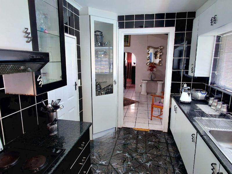 Spacious 4-Bedroom, 2-Bathroom Home with Entertainment Area and 1-Bedroom Flatlet – Sought-After Vaalpark - Photo 8