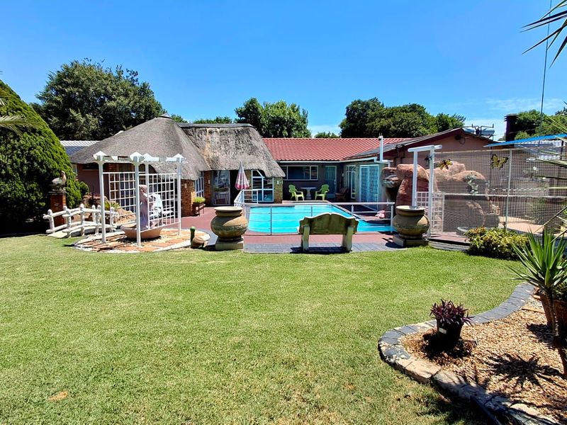Spacious 4-Bedroom, 2-Bathroom Home with Entertainment Area and 1-Bedroom Flatlet – Sought-After Vaalpark - Photo 1