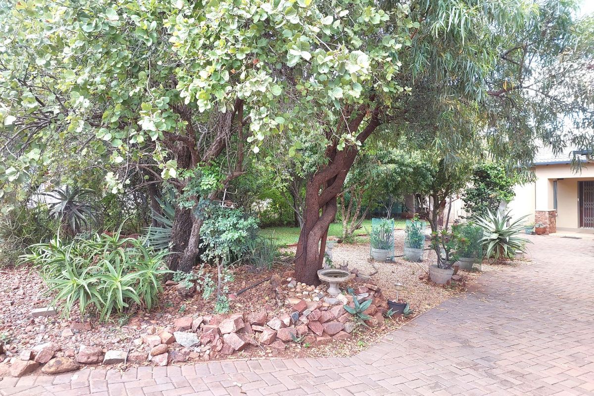 Tranquil Living in a Secure Golf Estate  Close to Hartbeespoort and Brits - Photo 2