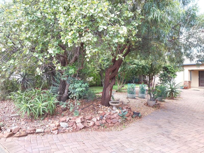 Tranquil Living in a Secure Golf Estate  Close to Hartbeespoort and Brits - Photo 2