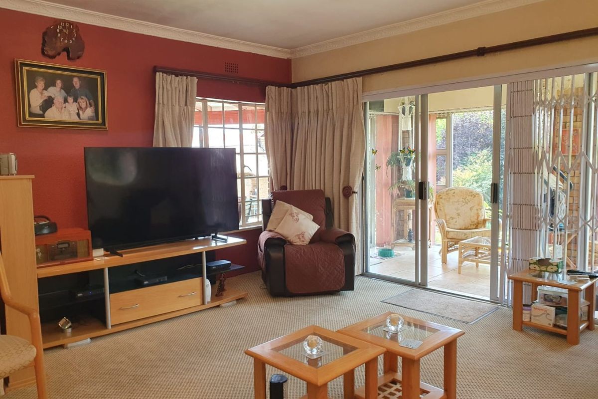 Beautiful and spacious family home in the secure and sought-after Essexwold. - Photo 3