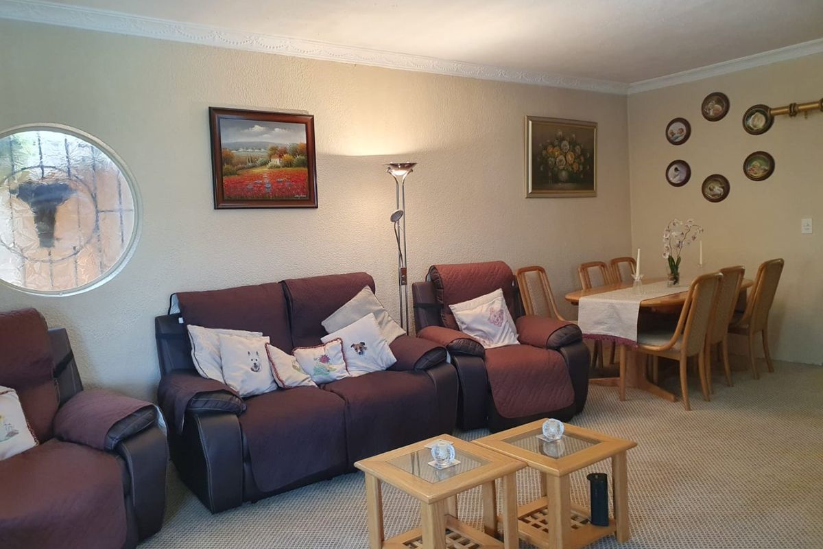 Beautiful and spacious family home in the secure and sought-after Essexwold. - Photo 2