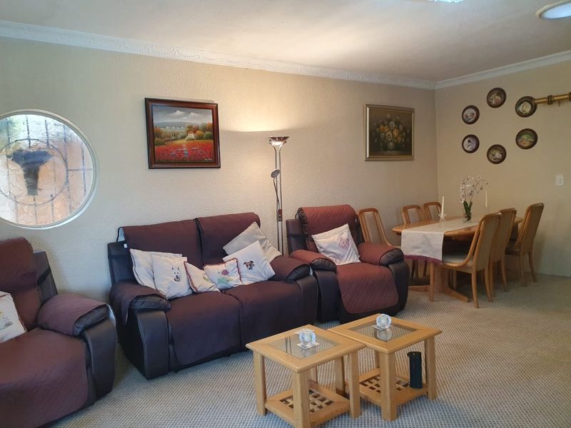 Beautiful and spacious family home in the secure and sought-after Essexwold. - Photo 2