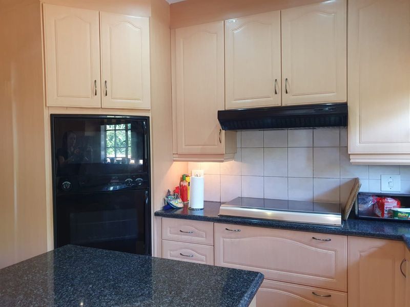 Beautiful and spacious family home in the secure and sought-after Essexwold. - Photo 9