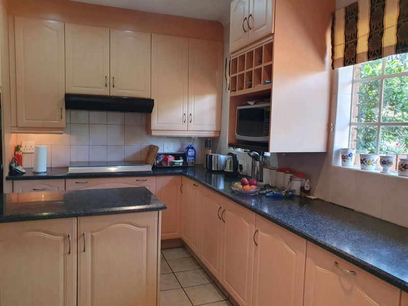 Beautiful and spacious family home in the secure and sought-after Essexwold. - Photo 8