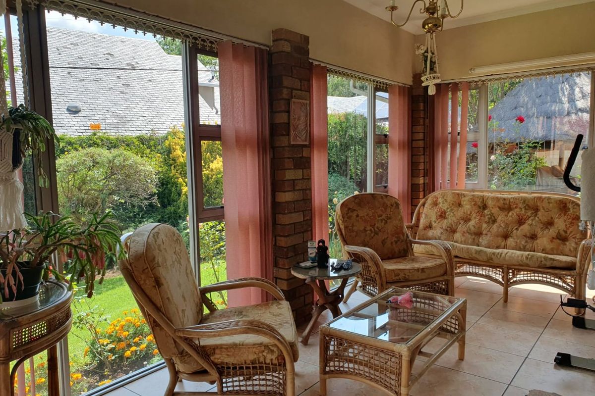 Beautiful and spacious family home in the secure and sought-after Essexwold. - Photo 4