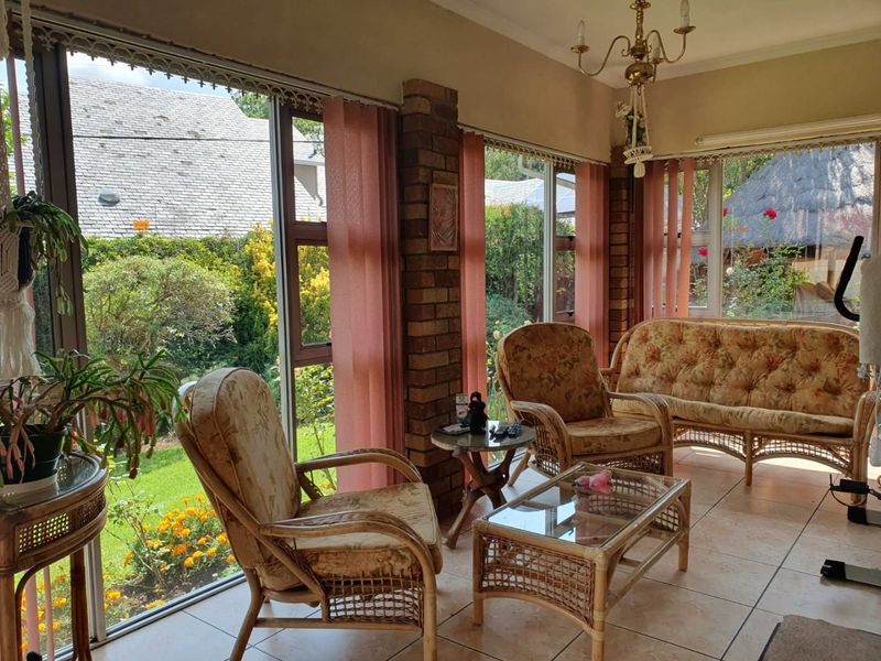 Beautiful and spacious family home in the secure and sought-after Essexwold. - Photo 4