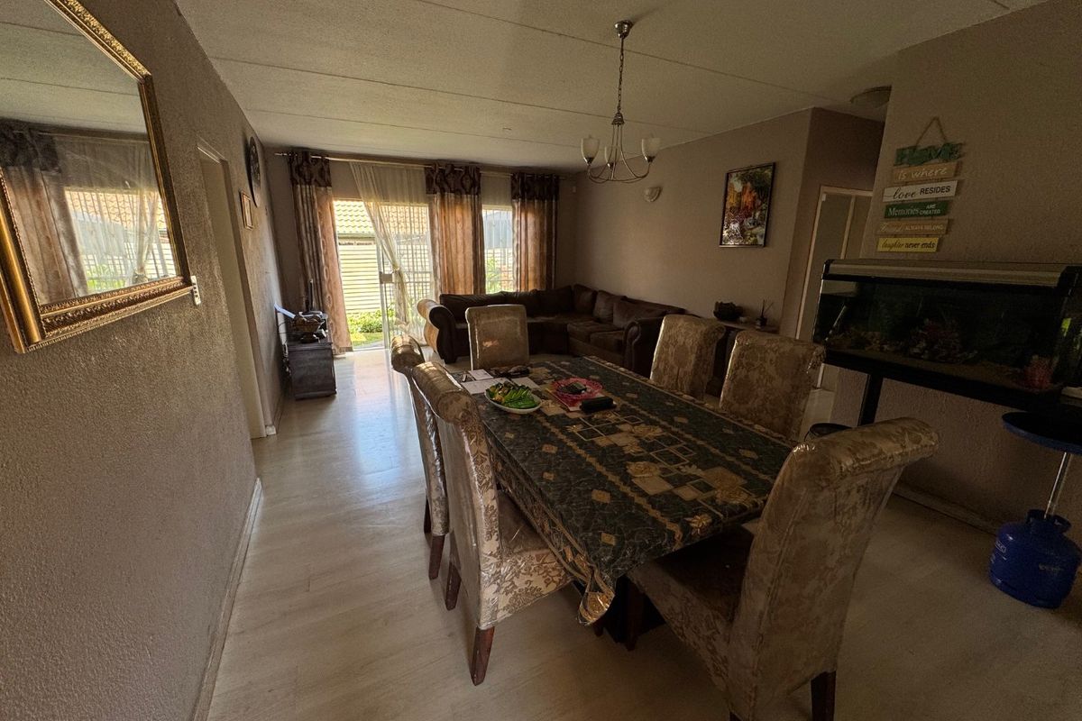 Well Planned Family Home with Generous Living Areas - Photo 3