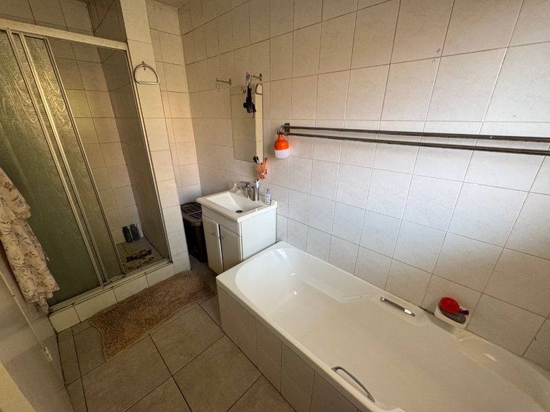 Well Planned Family Home with Generous Living Areas - Photo 10