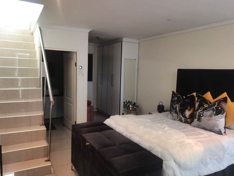 1 Bed Apartment in Richmond Hill for Sale - Photo 2