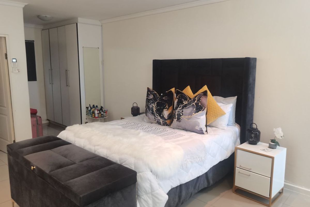 1 Bed Apartment in Richmond Hill for Sale - Photo 4